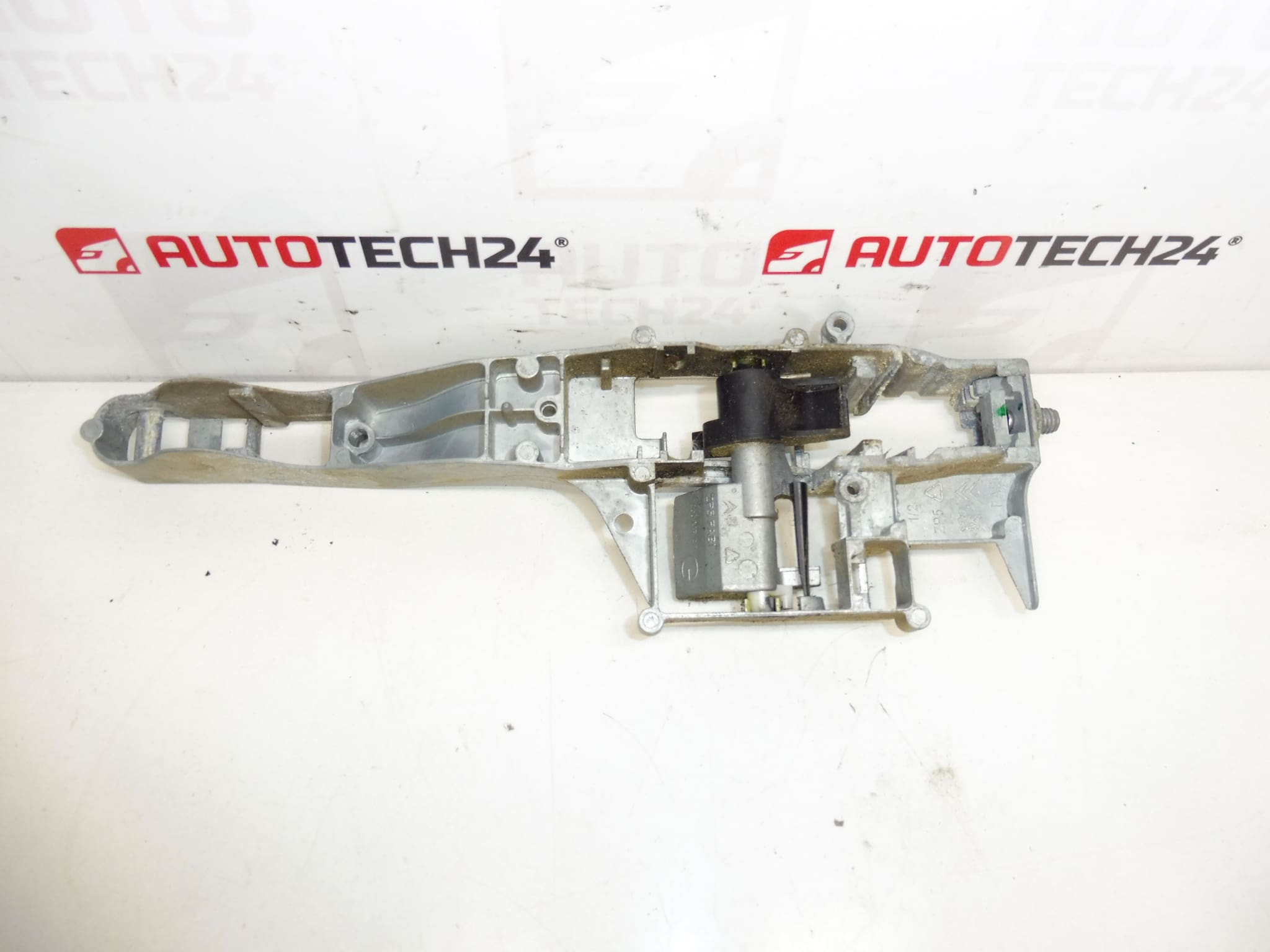 Fixation poignée de porte arrière gauche Citroën C3 Picasso Peugeot 207 910970 – Image 2
