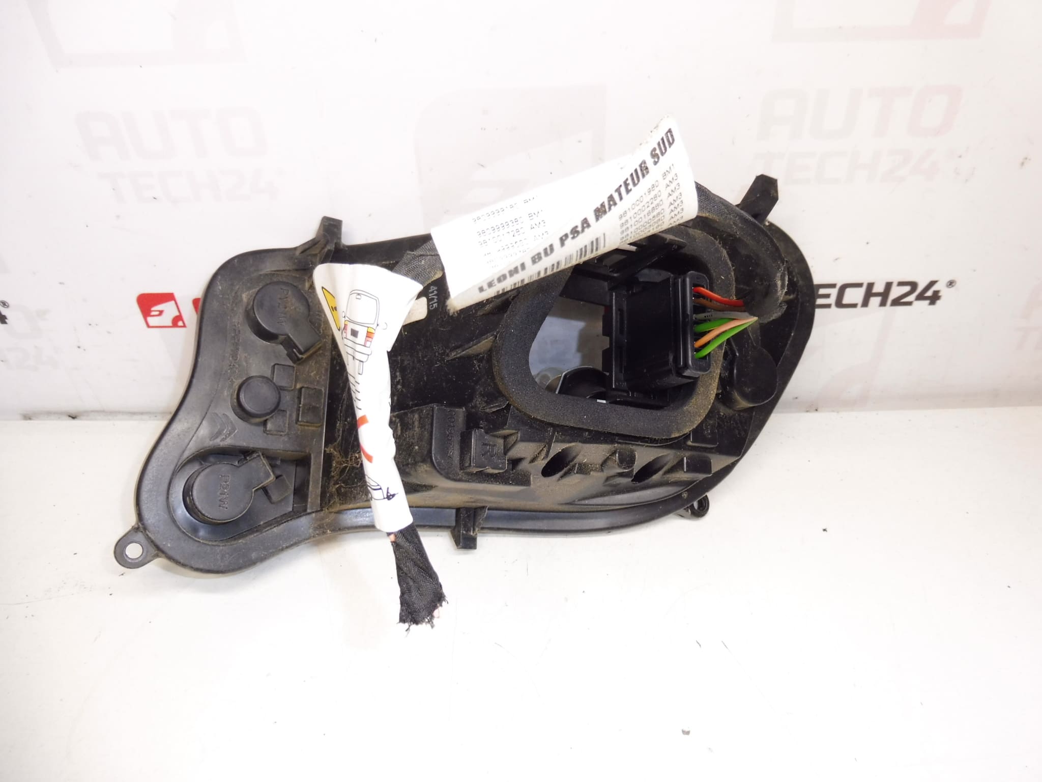 Embase feu arrière droit extérieur Citroën C4 II 9808624380 9808624580 – Image 2
