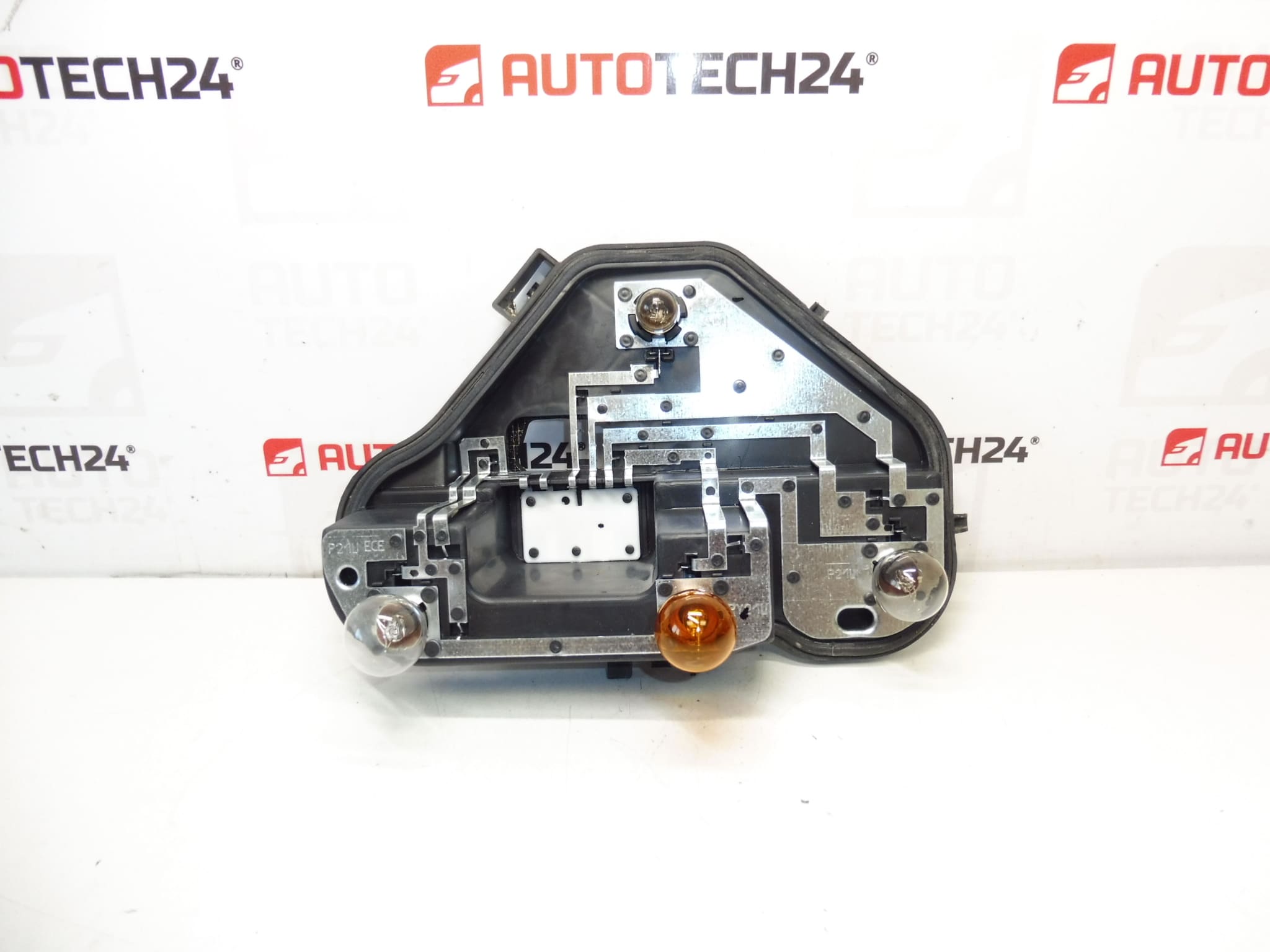 Fête avec lampes à droite arrière à charnière Citroën C3 III 9812257480