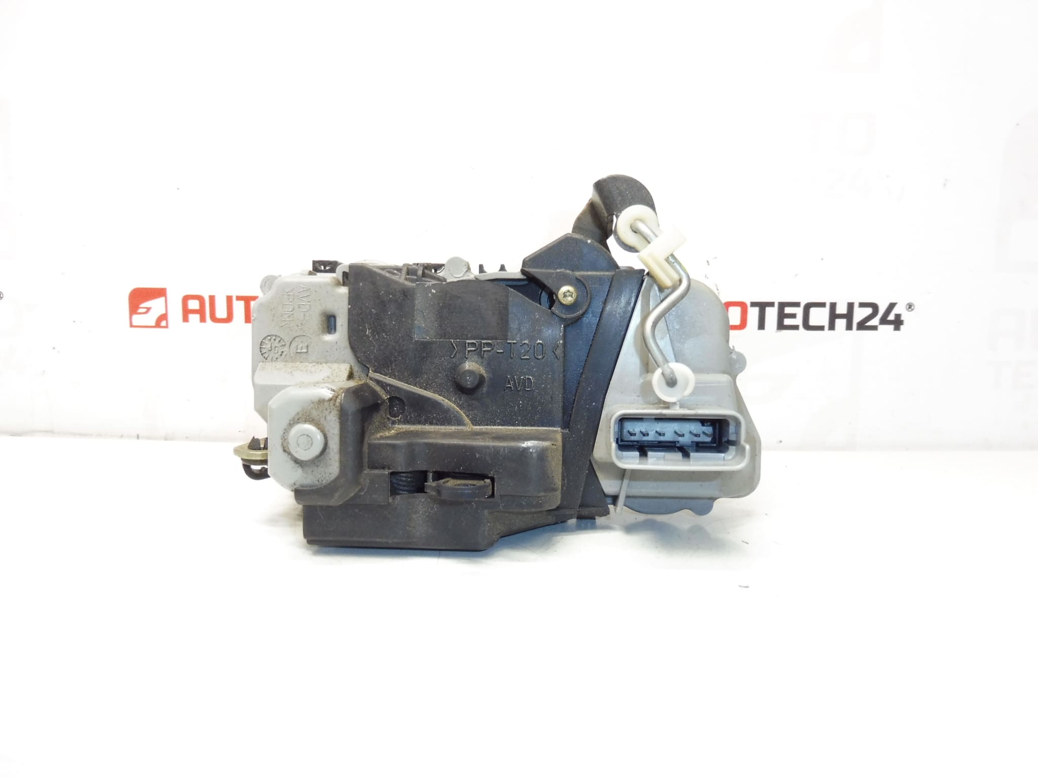 La verrouillage de la porte droite Peugeot 307 3-DOOR 9136K8