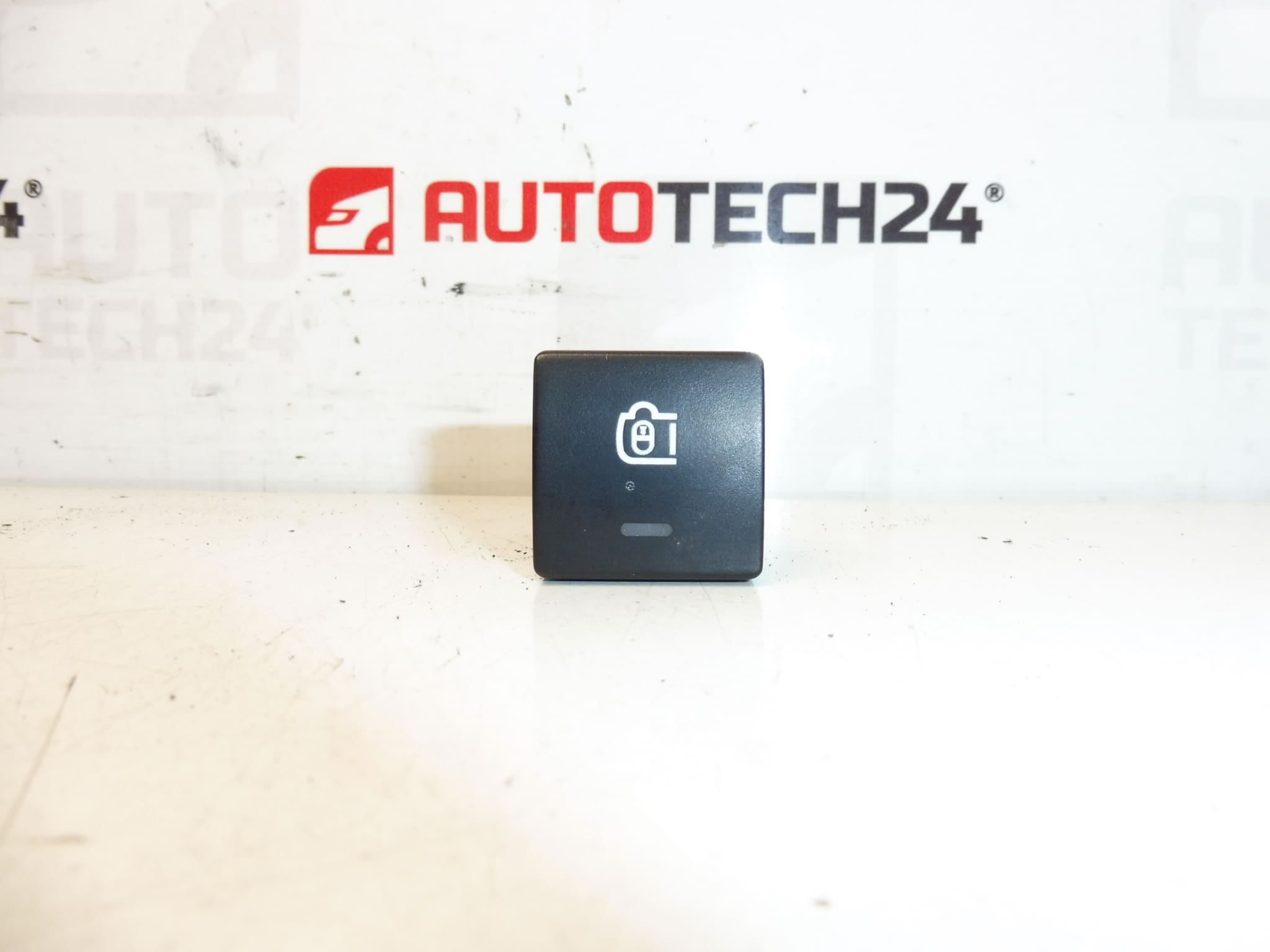 Interrupteur de Déverrouillage Citroên Peugeot 96583098XT 6490E1