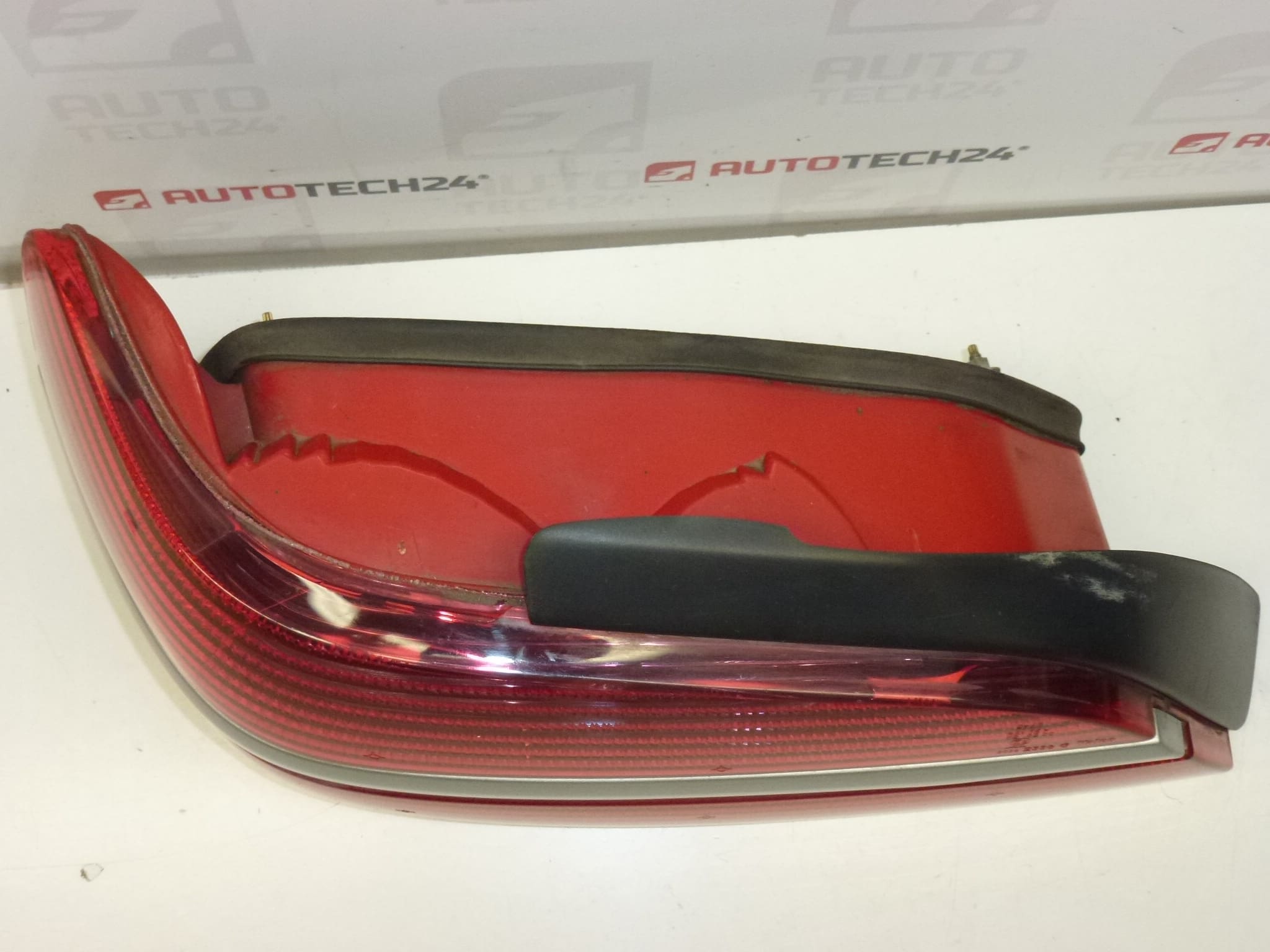 Feu arrière gauche avec moulure pour PSA Peugeot 406 4 portes 9630364877 6350L5 634737 – Image 2