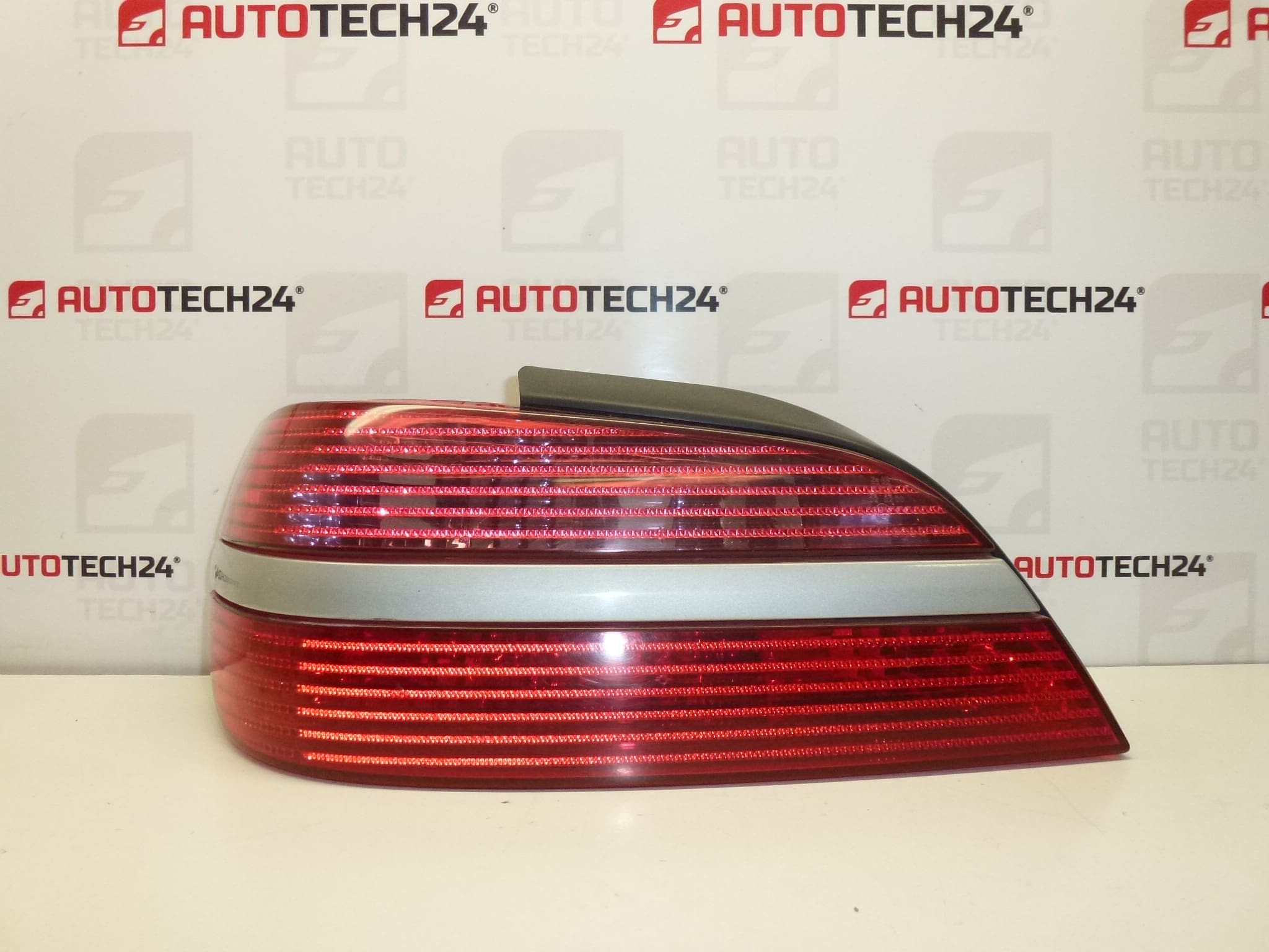 Feu arrière gauche avec moulure pour PSA Peugeot 406 4 portes 9630364877 6350L5 634737
